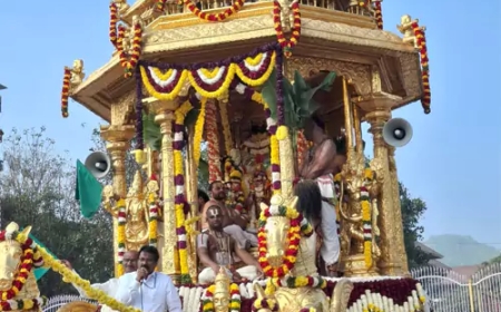 తిరుమలలో వైభవంగా స్వర్ణ రథోత్సవం