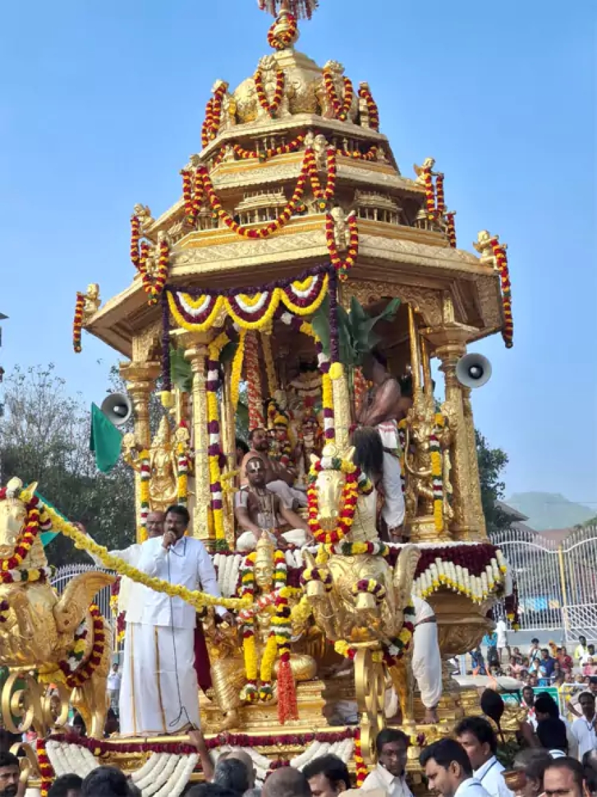 తిరుమలలో వైభవంగా స్వర్ణ రథోత్సవం