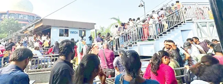 గాజు వంతెన..గంటలకొద్దీ నిరీక్షణ!