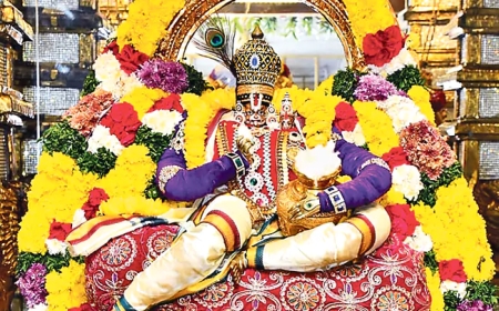 యాదగిరీశుడికి వెన్నచోర కృష్ణుడి అలంకరణ