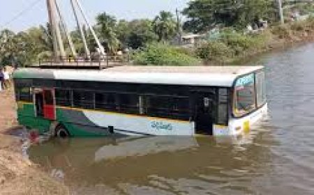 అదుపుతప్పి చెరువులోకి దూసుకెళ్లిన ఆర్టీసీ బస్సు