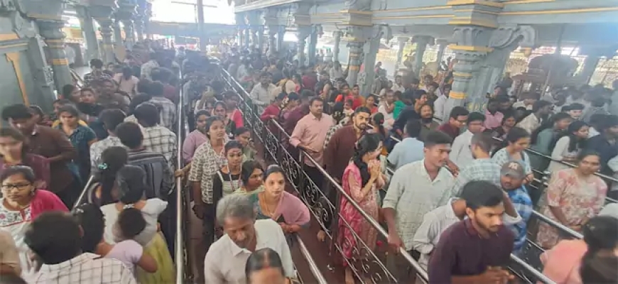 వరంగల్‌ భద్రకాళి ఆలయానికి పోటెత్తిన భక్తులు