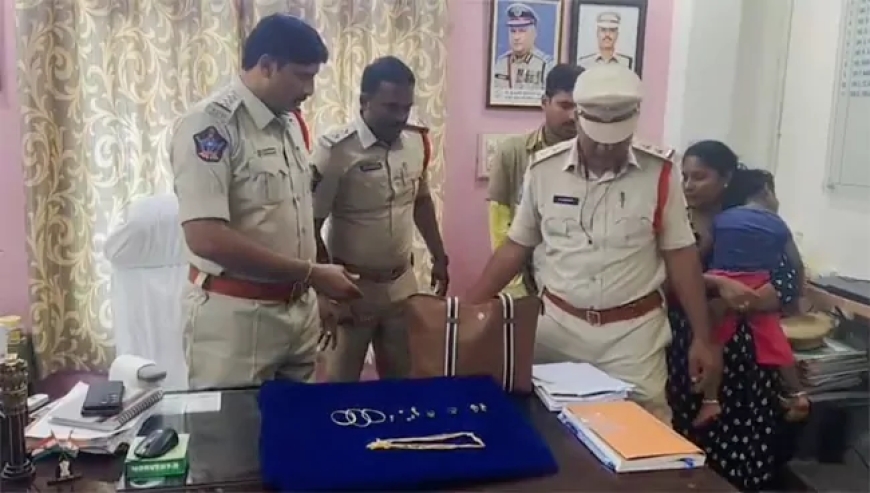 ఆటో డ్రైవర్‌ నిజాయతీ.. రూ.4లక్షల బంగారు నగలను అప్పగించి