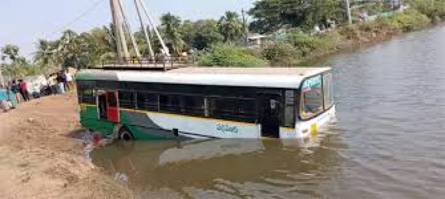 అదుపుతప్పి చెరువులోకి దూసుకెళ్లిన ఆర్టీసీ బస్సు