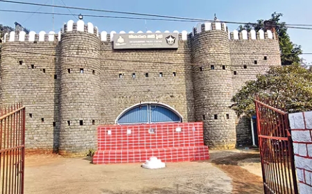 రాజావారి కోట కాదిది.. పోలీసు ఠాణానే