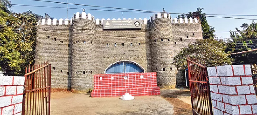 రాజావారి కోట కాదిది.. పోలీసు ఠాణానే